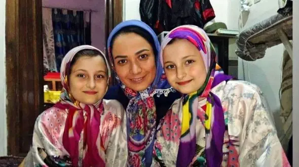 شوخی بامزه سارا و نیکای پایتخت و ارسطو با علیرضا خمسه در پشت صحنه سریال/ فقط ژستشون رو ببینید+عکس