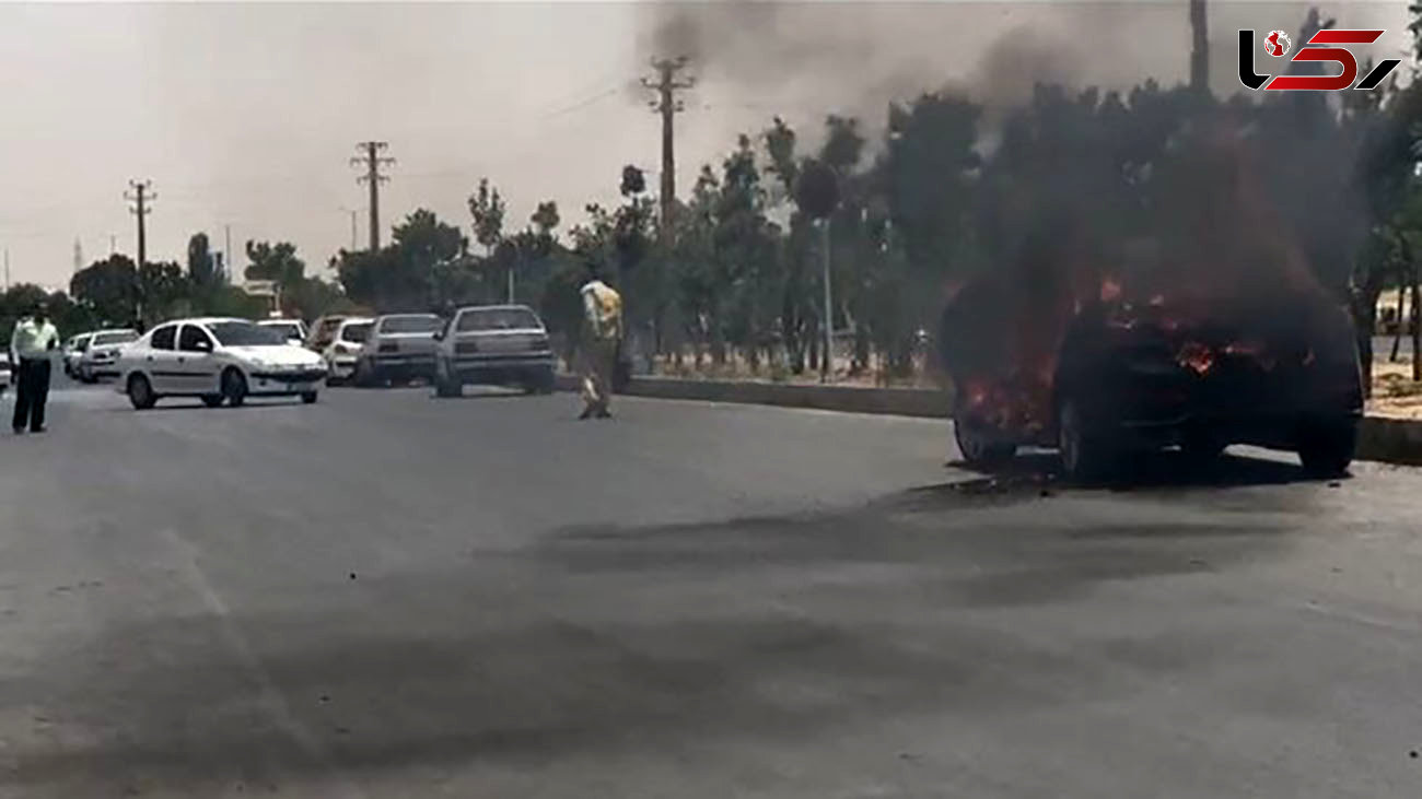 پشت پرده به آتش کشیده شدن خودرو مقابل دادگاه اراک + عکس