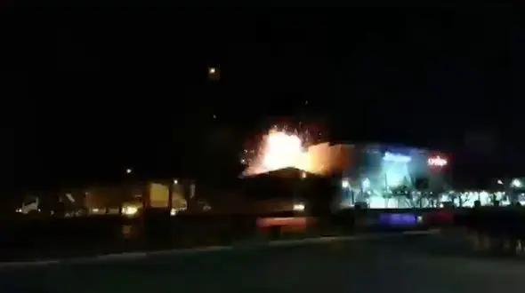 هیاتی از کمیسیون امنیت ملی از محل انفجار در اصفهان بازدید می کند 