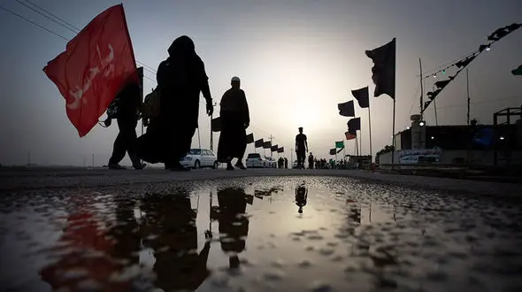 تیپ متفاوت یک دختر نوجوان در پیاده‌روی اربعین