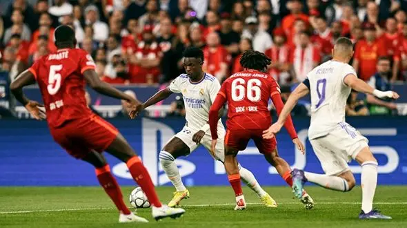 آتش‌بازی شبانه لیورپولی‌ها مقابل هتل محل اقامت رئال مادرید + فیلم