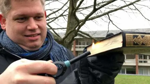 سیاستمدار افراطی دانمارک در اقدامی موهن قرآن کریم را آتش زد! + عکس
