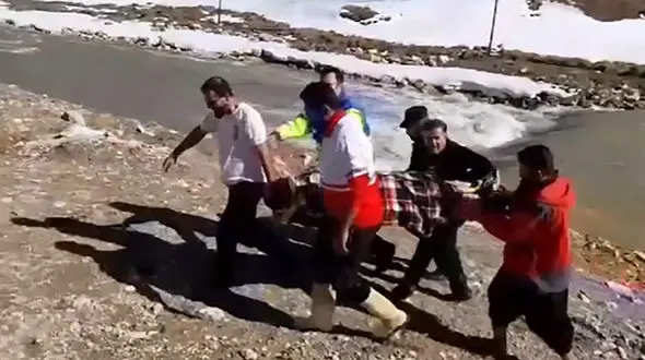 فیلم سقوط مرد ۵۵ ساله در آبشار کوهرنگ / فوران وحشتناک آب را ببینید + جزییات