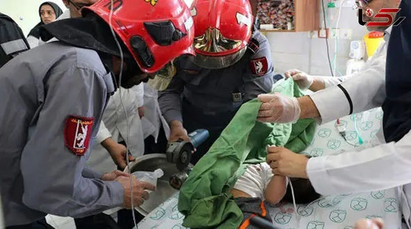 حادثه تلخ گیر کردن دست کودک ۱۸ ماهه در چرخ گوشت