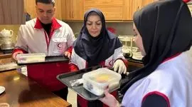 "عمو موهام سوخته؟ " سوال و نگرانی دخترکی که از زیر آوار توسط امدادگر هلال احمر بیرون آمد / خانواده فریدون نژاد در جنگ، امداد را انتخاب کرد