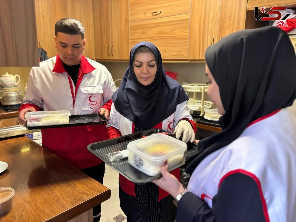 "عمو موهام سوخته؟ " سوال و نگرانی دخترکی که از زیر آوار توسط امدادگر هلال احمر بیرون آمد / خانواده فریدون نژاد در جنگ، امداد را انتخاب کرد