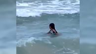 فیلم لحظه حمله کوسه ماهی قاتل به کودک در دریا