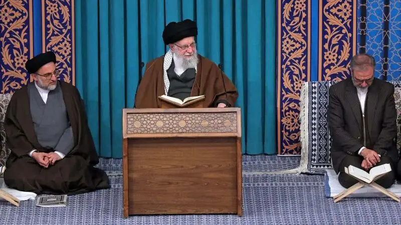 رهبر معظم انقلاب اسلامی امروز( یکشنبه ) در دیدار اساتید، قاریان، و حافظان برتر شرکت‌کننده در چهل و یکمین دوره مسابقات بین‌المللی قرآن