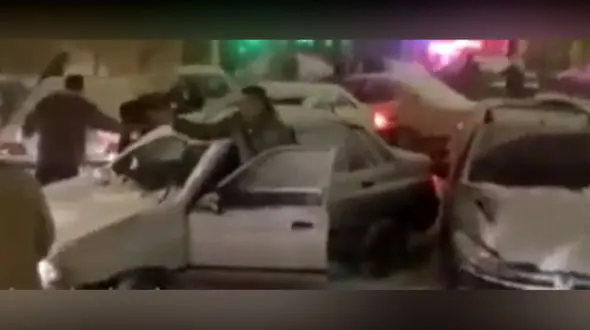 فیلم عجیب از  لحظه لیز خوردن و تصادف شدید خودروها در مراغه 