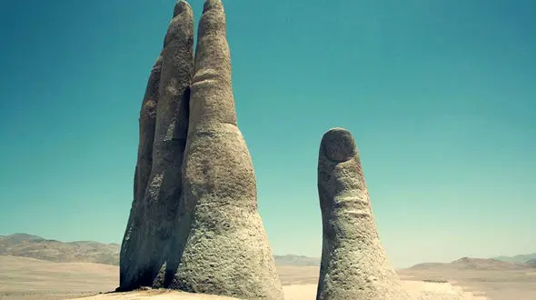 دست غول پیکر وسط دل صحرا+عکس