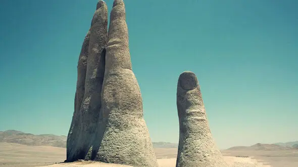 دست غول پیکر وسط دل صحرا+عکس