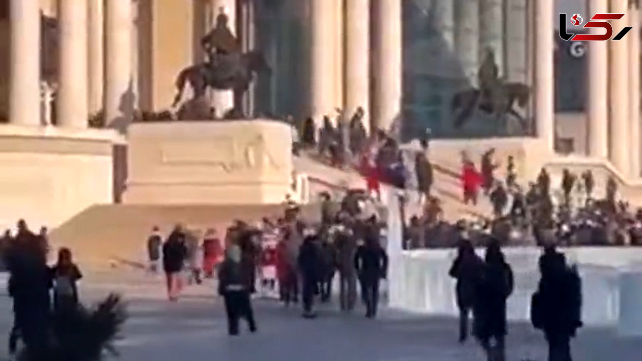 فیلم لحظه حمله تظاهرکنندگان در مغولستان به کاخ دولت / حیرت آور است
