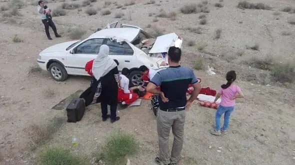 نجات یک خانواده از واژگونی خونین سمند / در یزد رخ داد + عکس