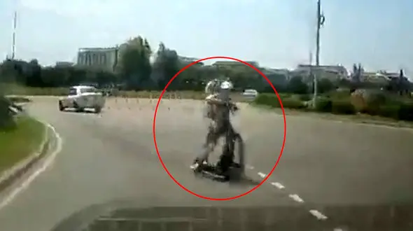 دوچرخه سواری پیرمرد ورزشکار در خلاف جهت اتوبان به قیمت جانش تمام شد! + فیلم