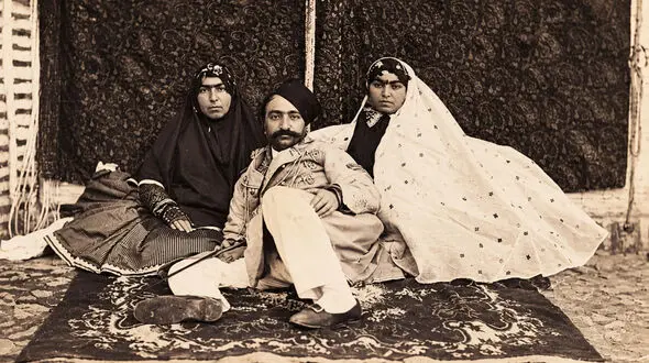 تفریح عجیب ناصرالدین شاه با زنان حرمسرا؛ سبیل می گذاشت و عکس می گرفت!