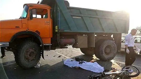 زن زائو با شوهر و جنین اش زیر کامیون در شبستر له شدند