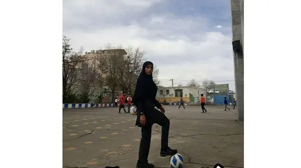 فیلم / حماسه خانم معلم فوتبالیست / دانش آموزان مات و مبهوت شدند
