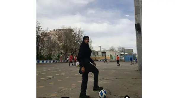 فیلم / حماسه خانم معلم فوتبالیست / دانش آموزان مات و مبهوت شدند