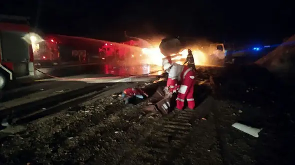زنده زنده سوختن راننده پژو در تصادف با تانکر گازوئیل / درجاده گناباد رخ داد + تصاویر