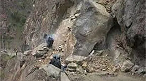 ریزش کوه در جاده چالوس 