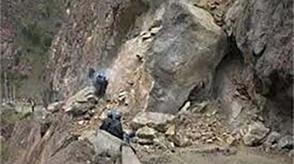 ریزش کوه در جاده چالوس 