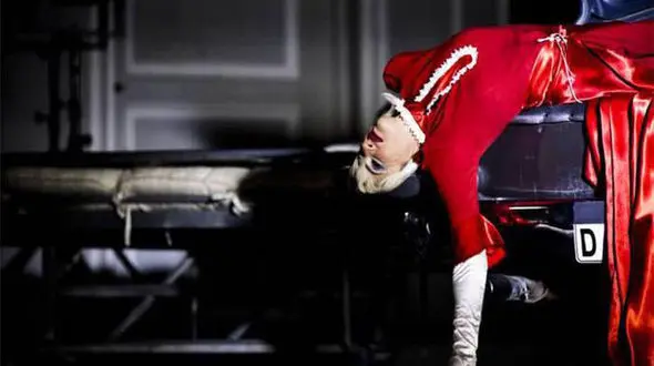 حرکات ویشکا آسایش روی صحنه تئاتر جنجالی شد + عکس لحظه