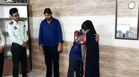 گروگان 14 ساله پس از 25 روز به آغوش خانواده اش بازگشت / پلیس فهرج در پی آدم ربایان+عکس لحظه دیدار با مادر