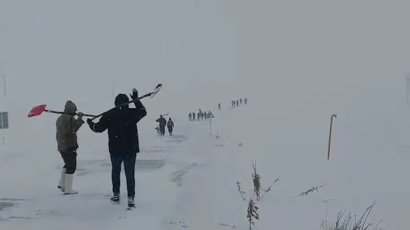 هشدار؛ روستای خاتون آباد میانه زیر برف دفن شد! +فیلم