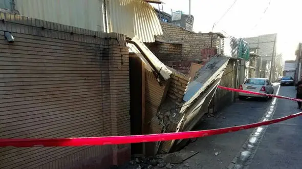 زمین یک ساختمان مسکونی در مشهد را بلعید +عکس