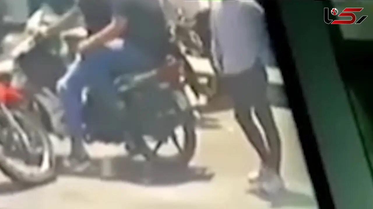 فیلم لحظه دزدی جوان جسور در نازی آباد تهران! / زنجیر طلا غیب شد
