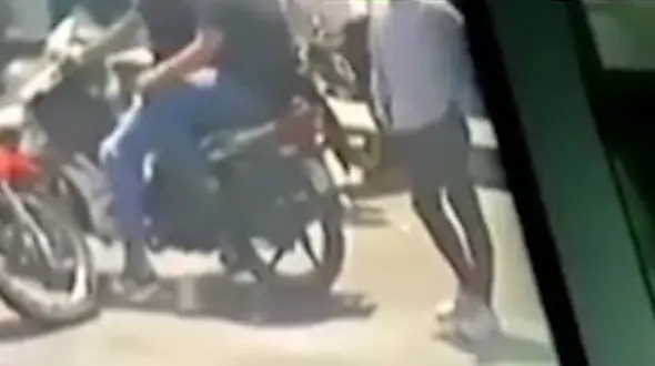 فیلم لحظه دزدی جوان جسور در نازی آباد تهران! / زنجیر طلا غیب شد