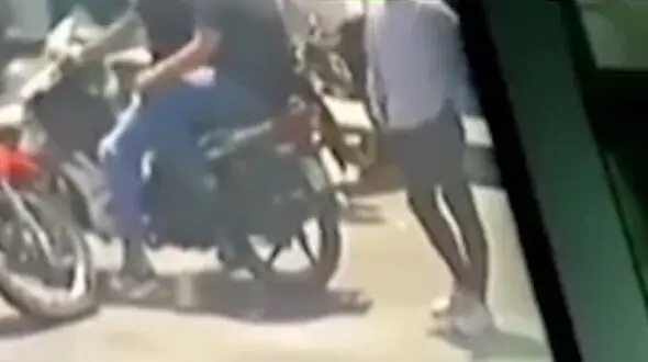 فیلم لحظه دزدی جوان جسور در نازی آباد تهران! / زنجیر طلا غیب شد