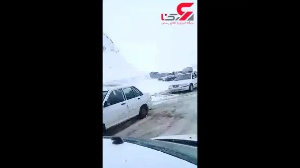 زنجانی ها گرفتار برف شدند 