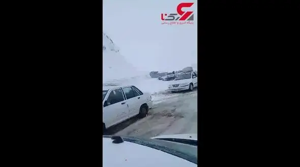زنجانی ها گرفتار برف شدند 