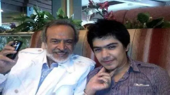 فیلم آواز جگرسوز / ضجه های پسر ایرج قادری خوابیده و دراز کش سرمزار پدرش ... اشک میریزه و آواز میخونه ... / روحش شاد