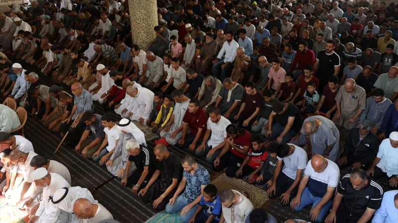 اولین نماز جمعه پس از آتش‌بس در غزه؛ تصاویری از امید و آرامش