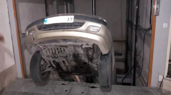 عکس عجیب از سقوط پژو به چاله آسانسور / راننده مازنی ناشی بود