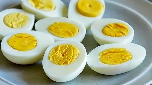 تخم مرغ آب پز چه سودی برای بدن دارد؟