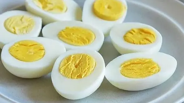 تخم مرغ آب پز چه سودی برای بدن دارد؟