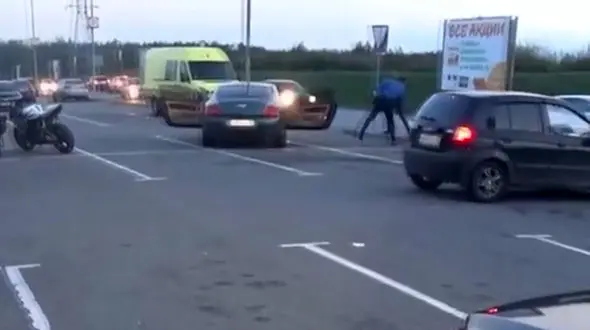 واکنش موتور سوار به ریختن زباله توسط راننده بنتلی +فیلم