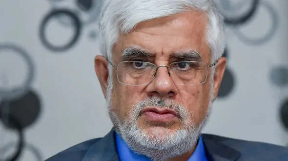 شوخی معنادار عارف در مراسم سخنرانی: لابد قطعی میکروفن هم تقصیر من است!