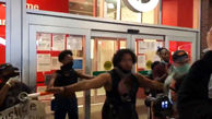جلوگیری معترضان به قتل یک سیاه پوست از غارت یک فروشگاه در بروکلین + فیلم