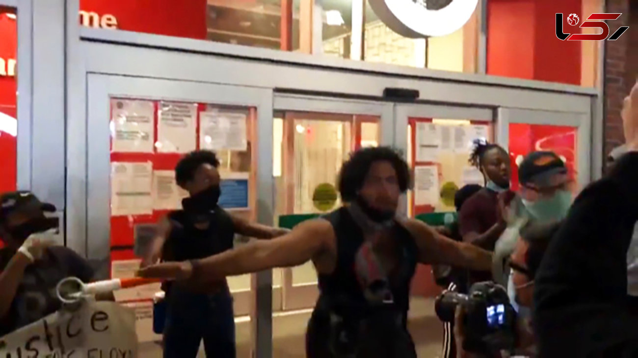 جلوگیری معترضان به قتل یک سیاه پوست از غارت یک فروشگاه در بروکلین + فیلم