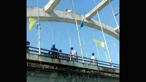 خودکشی مرد پرچم به دست از بالای پل معلق آمل  + فیلم و عکس 