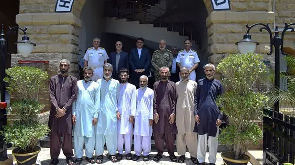 8 خدمه شناور ایرانی حادثه دیده از پاکستان برگشتند + عکس و جزئیات