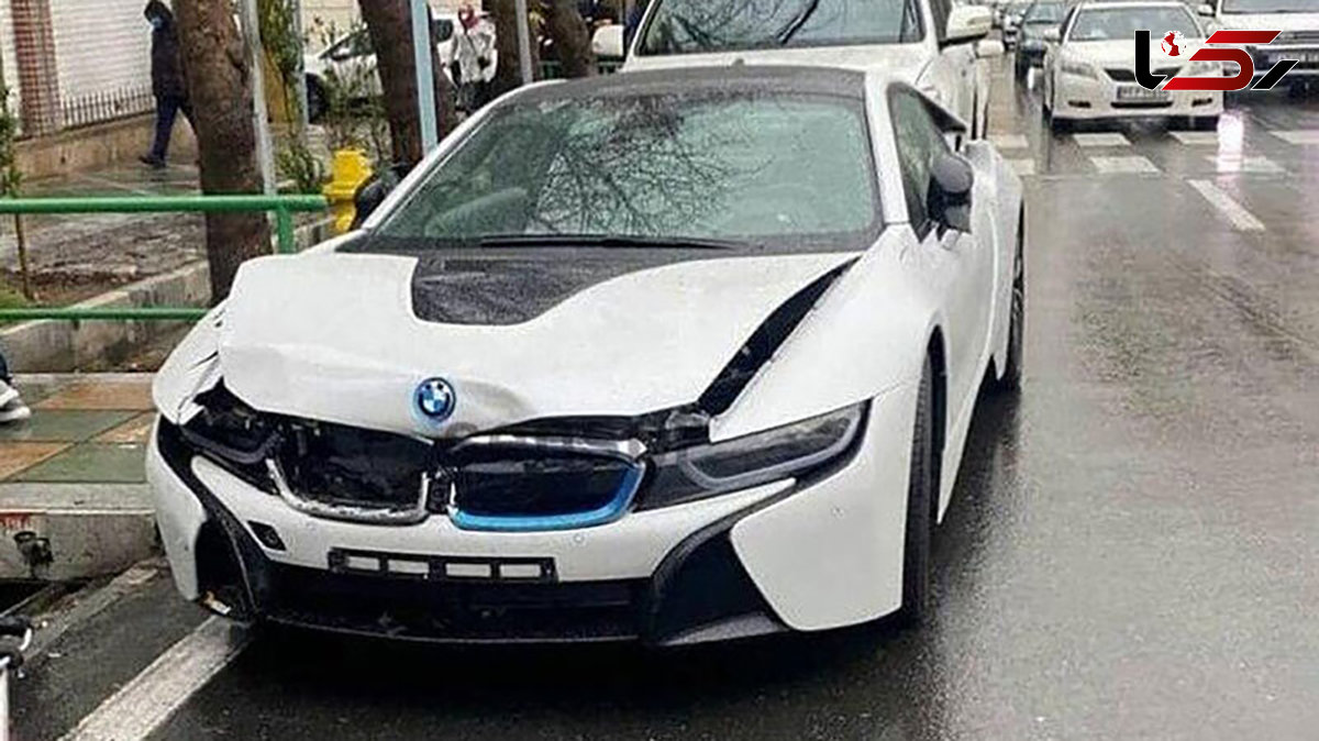 ببینید / خسارت شدید BMW i8 در تصادف با خودروی MVM در خیابان‌های تهران!