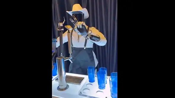 رونمایی تسلا از ربات اپتیموس / سرو نوشیدنی توسط ربات انسان‌ نما + فیلم