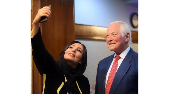 لحظه سلفی گرفتن پرستو صالحی با "برایان تریسی" کانادایی در تهران +عکس