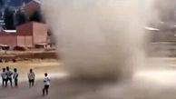 طوفان در زمین فوتبال لباس ها را به هوا انداخت+ فیلم 