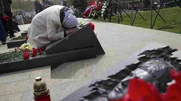 چهره غم‌زده و ناراحت بازیگران در مروری بر حضورشان بر مزار مادرانشان برای رفع دلتنگی؛ از خوابیدن هادی کاظمی روی قبر مادرش تا قرآن خوانی فرزاد حسنی برای مادر سیده‌اش+عکس